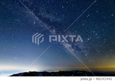 北アルプス・蝶ヶ岳から見る夏の天の川 北アルプス・蝶ヶ岳から見る夏の天の川 98241442