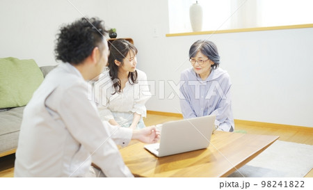 リフォーム相談をするシニア女性 98241822