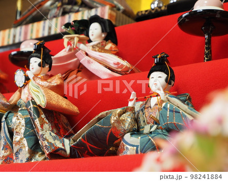 雛人形の五人囃子と三人官女（七段飾り） 98241884