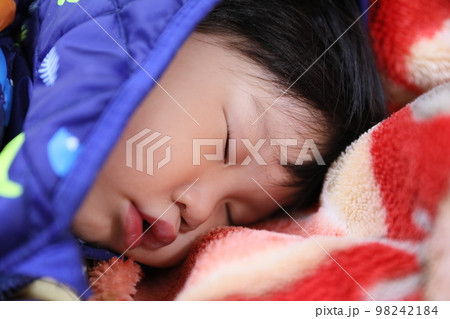睡眠中 赤ちゃん ベビー 98242184