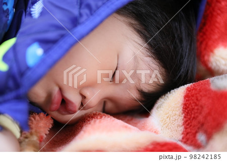 睡眠中 赤ちゃん ベビー 98242185
