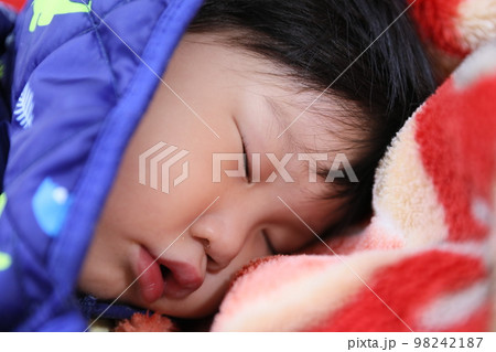 睡眠中 赤ちゃん ベビー 98242187