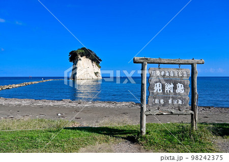 石川県珠洲市　見附島　軍艦島　日本海に浮かぶ岩山　見附弁財天の鳥居 98242375
