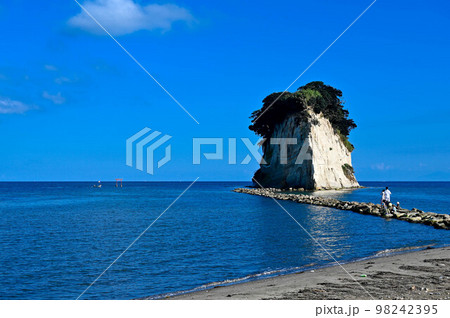 石川県珠洲市　見附島　軍艦島　日本海に浮かぶ岩山　見附弁財天の鳥居 98242395