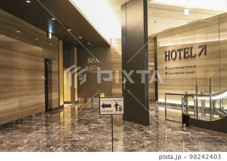 HOTELヴィラフォンテーヌと泉天空の湯の2Fエレベーターホール 98242403
