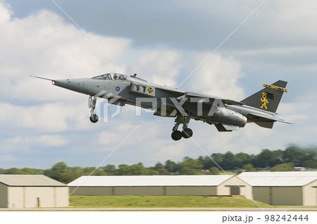 イギリス空軍ジャギュアGR.3A離陸 98242444