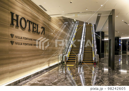 HOTELヴィラフォンテーヌ　ホテルフロントへのエスカレーター 98242605
