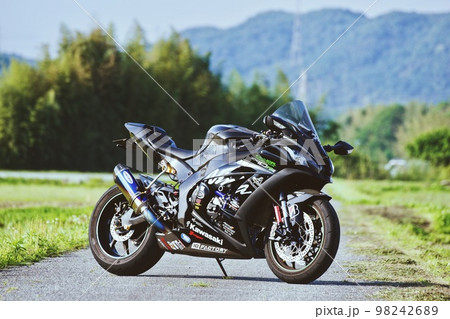 のどかな田んぼ道でバイク撮影 のどかな田んぼ道でバイク撮影 98242689