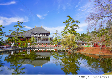 奈良 東大寺 大仏殿と中門と鏡池 奈良 東大寺 大仏殿と中門と鏡池 98242951