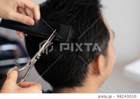 Qualified female barber make haircut for male customer in qualified hair salon. Qualified female barber make haircut for male customer in qualified hair salon. 98243010