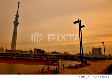 桜橋から見る東京スカイツリーの夕景 長時間露光 98243094