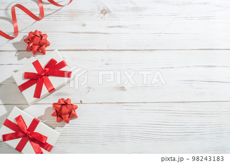 プレゼントのイメージ（バレンタインデー） 98243183