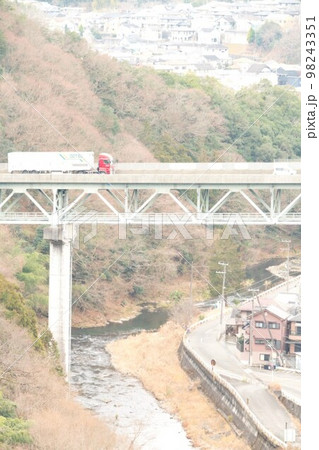 冬空の下にも少しずつ、滲み始める春待ちの大気 98243351