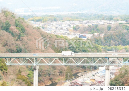 冬空の下にも少しずつ、滲み始める春待ちの大気 98243352