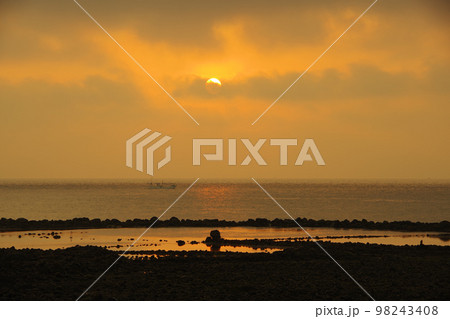 雲で見え隠れする朝日と有明海に差し込む光 雲で見え隠れする朝日と有明海に差し込む光 98243408
