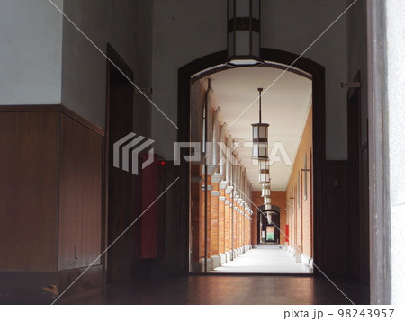 広島 江田島 旧海軍兵学校生徒館（通称赤レンガ）廊下 98243957