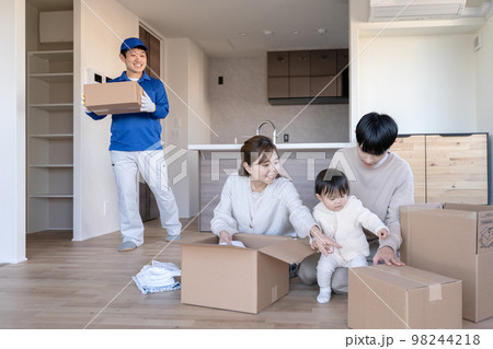 新築マンションに引っ越しをする赤ちゃん連れの若いファミリーと引っ越し業者 新築マンションに引っ越しをする赤ちゃん連れの若いファミリーと引っ越し業者 98244218