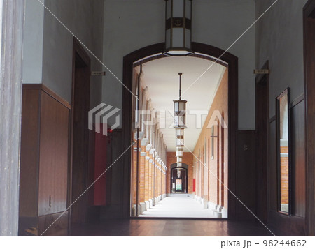 広島 江田島 旧海軍兵学校生徒館（通称赤レンガ）廊下 98244662
