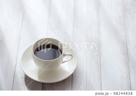 日差しの中のブラックコーヒー 日差しの中のブラックコーヒー 98244838