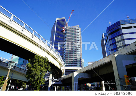 東京　浜松町駅付近のオフィス街 98245696