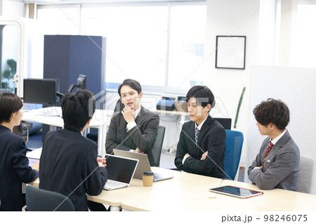 商談_懸念点を話すビジネスマン_1 98246075