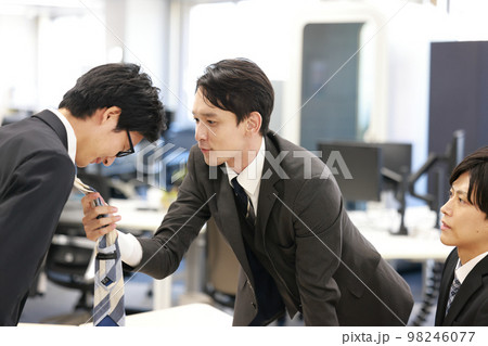 部下のネクタイを掴み詰問する上司_1 98246077