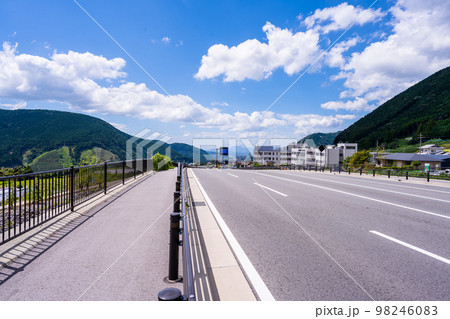 新阿蘇大橋「国道57号線沿いの南阿蘇村立野と、同村河陽をつなぐ全長525m、最大橋脚高97mの橋」 98246083