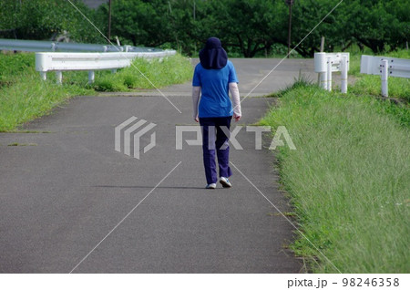 散歩する女性 女性の散歩 散歩する女性 女性の散歩 98246358
