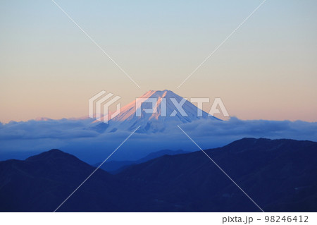 雲取山山頂から見た夜明けの富士山 98246412