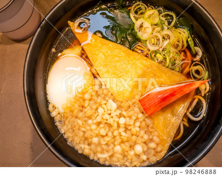 【日本】油揚げやカニカマ、半熟卵、天かすが載ったかけ蕎麦 【日本】油揚げやカニカマ、半熟卵、天かすが載ったかけ蕎麦 98246888