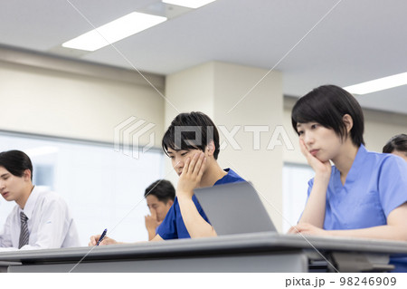 会議室で研修を受ける医療従事者 会議室で研修を受ける医療従事者 98246909