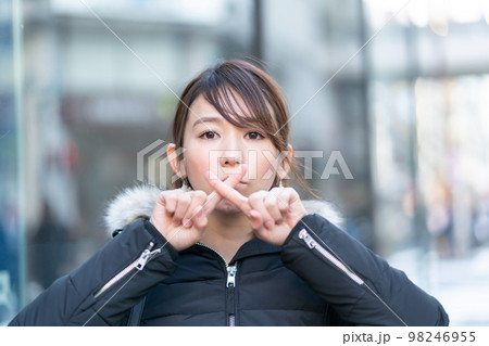 拒否する女性 拒否する女性 98246955