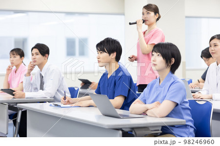 会議室でセミナーを受ける医療従事者 98246960