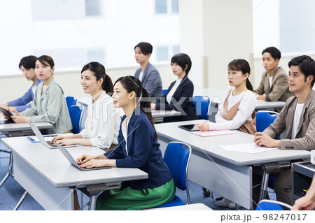 講義を受ける若い人々 講義を受ける若い人々 98247017