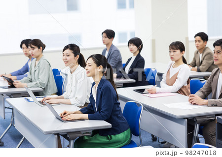 講義を受ける若い人々 講義を受ける若い人々 98247018