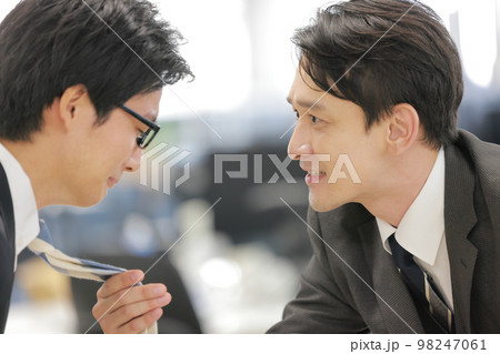 部下のネクタイを掴み詰問する上司_クローズアップ1 部下のネクタイを掴み詰問する上司_クローズアップ1 98247061