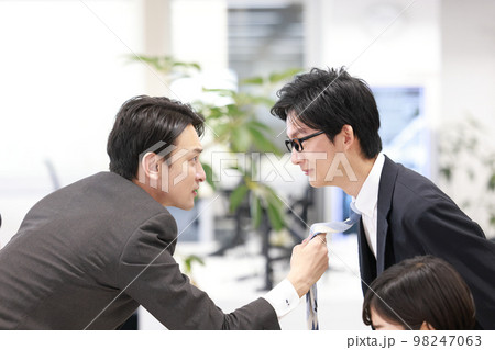 部下のネクタイを掴み怒っている上司_2 部下のネクタイを掴み怒っている上司_2 98247063