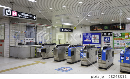 JR東西線の大阪天満宮駅 JR東西線の大阪天満宮駅 98248351