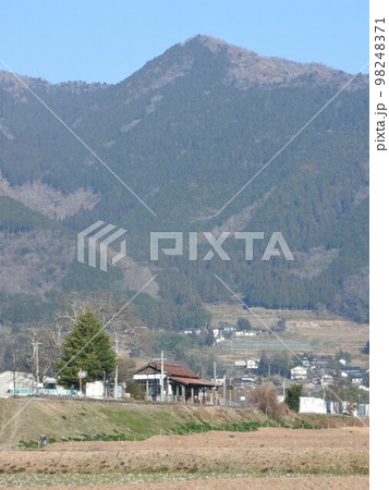 岡山県津山市JR因美線　美作滝尾駅駅舎全景 98248371