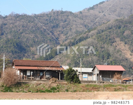 岡山県津山市JR因美線 美作滝尾駅駅舎全景 岡山県津山市JR因美線 美作滝尾駅駅舎全景 98248375