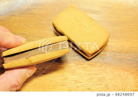 チョコサンドクッキー チョコサンドクッキー 98248697
