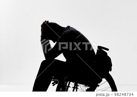 女性　車椅子 98248734