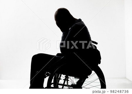 女性　車椅子 98248736