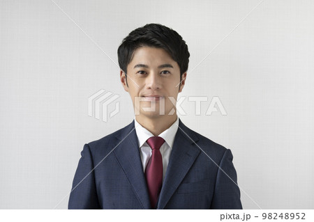 30代のビジネスマン　カメラ目線　ポートレート 98248952
