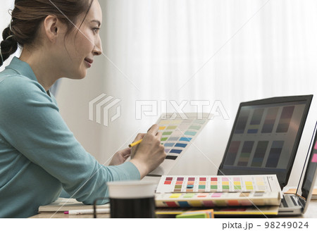 女性クリエイターイメージ 女性クリエイターイメージ 98249024