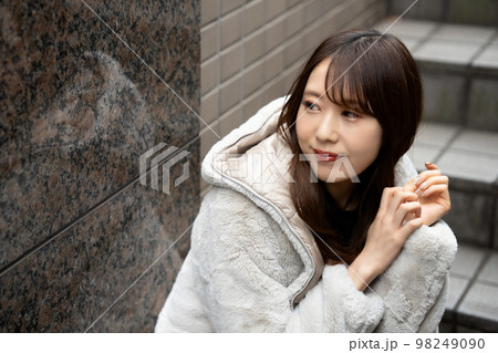 階段で座る若い女性 階段で座る若い女性 98249090