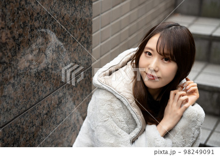 階段で座る若い女性 階段で座る若い女性 98249091