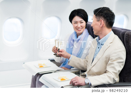 機内のミドルの夫婦 98249210
