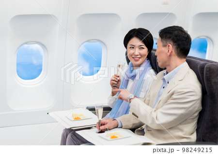 機内のミドルの夫婦 98249215