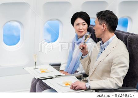 機内のミドルの夫婦 98249217